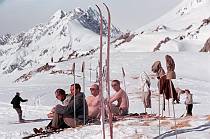 1963. Österreich. Austria.  Lech. Winter. Schnee. Eis. Skiläufer. Wintersport