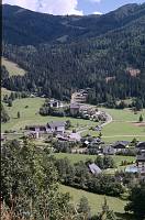 1980. Österreich. Kärnten . Alpen. Gebirge. Berge. Ortschaft. Dorf in einem Tal.  Berge -  Austria. Alps. Mountains