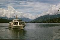 1980. Österreich. Kärnten . Alpen. Gebirge. Berge. Yacht. Motorboot. Barkasse auf einem See.  Berge -  Austria. Alps. Mountains