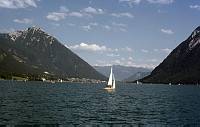 1980. Österreich. Kärnten . Alpen. Gebirge. Berge. Segelboot auf einem Bergsee.  Berge -  Austria. Alps. Mountains