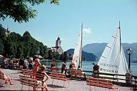 1960'er. Österreich. Salzkammergut. Blick auf den Wolfgangsee im Hintergrund die Pfarrkirche von St. Wolfgang
