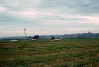 1960'er. Segelflugplatz mit Zwei Segelflugzeugen und ein Schleppflugzeug