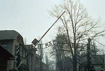 1970er. Poland. Polen. Ausschwitz. Konzentrationslager. Eingangstor. Arbeit macht frei.