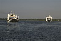 22. September 2005. Polen. Insel Wolin. Fährverkehr über die  Swine bei Swinemünde. Schiffahrt / Schifffahrt
