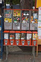 20. September 2005. Polen. Insel Wolin. Ostsee-Badeort Misdroy. Miedzyzdroje. Automat für Kleinspielzeug und billigem Schmuck.