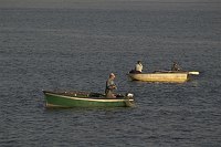 22. September 2005. Polen. Insel Wolin. Angler in Booten auf der Swine bei Swinemünde.