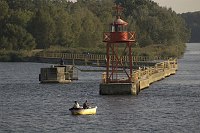 22. September 2005. Polen. Insel Wolin. Angler in Booten auf der Swine bei Swinemünde.