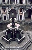1978. Portugal. Tomar. Kreuzgang. Brunnen