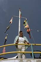 1963. Portugal. Flaggenmast auf der Terrasse des Schwimmbads. Frau am Geländer