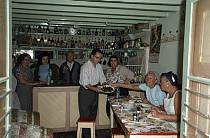 1963. Portugal. Kleines Fischrestaurant. Ein Mann serviert Sardinen.
