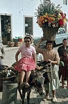 1963. Portugal. Frauen mit Esel und Blumen