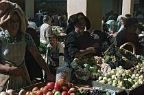 1963. Portugal. Markt. Gemüsestand. Käufer. Frauen