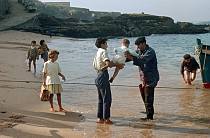 1963. Portugal. Fischer am Strand. Meer. Kinder