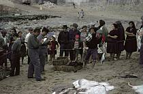 1963. Portugal. Fischer am Strand
