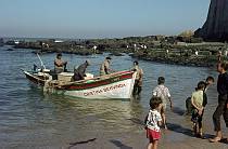 1963. Portugal. Kinder. Fischerboote am Ufer. Meer