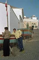 1963. Portugal. Fischer beim Flicken der Netze