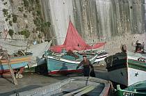 1963. Portugal. Fischerboote am Strand