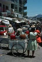 1963. Portugal. Frau mit einem Getränkekarren. Verkäuferin
