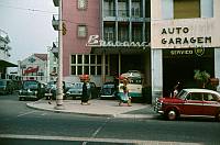 vermutlich 1968.   Portugal. Porto. Straße mit Autogarage im Hintergrund