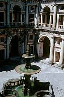 vermutlich 1968.   Portugal. Lissabon. Innenhof mit Brunnen