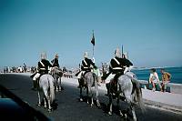 vermutlich 1968. Portugal. Fünf Reiter in historischer Kleidung