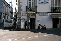 November 2000. <br>Portugal. Tavira. Haus und Straßenszene.