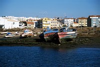 November 2000. <br>Portugal. Tavira. Fischerboote am Ufer des Flusses Gilhão
