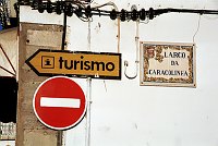 November 2000. <br>Portugal. Tavira. Straßenschilder. Einbahnstraße.