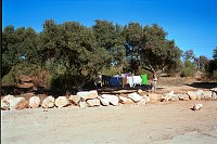 November 2000. Portugal. Cacela. Waeschetrocknen am Strand. Touristen. Urlaub.