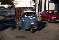 November 2000. <br>Portugal. Tavira.  Dreirädriges Auto.