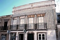 November 2000. <br>Portugal. Tavira. Fassade mit Kacheln und Balkongittern. 