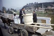 1960er. Rumanien. Romania. Bistrica. Wagen mit Pferd. Ladung