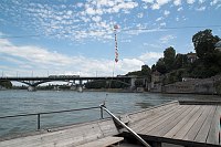 21. 6. 2011. Schweiz. Basel. Basler Rheinfähren auf dem Fluss Rhein. Es gibt vier Fähren dieses Typs. Über den Rhein sind Stahlseile gespannt. Der Fähren werden von der Strömung des Rheins und entsprechender Ruderlage und Seilbefestigung über den Fluss getrieben.