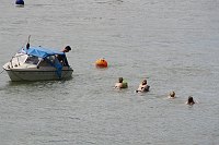 21. 6. 2011. Schweiz. Basel. Schwimmen im Fluss Rhein. Die Rheinschwimmer lassen sich treiben und haben in wasserdichten, schwimmenden Säcken ihre Kleidung dabei.  Wassersport.