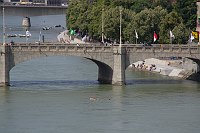 21. 6. 2011. Schweiz. Basel. Schwimmen im Fluss Rhein. Die Rheinschwimmer lassen sich treiben und haben in wasserdichten, schwimmenden Säcken ihre Kleidung dabei.  Wassersport.