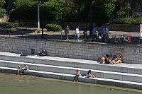 21. 6. 2011. Schweiz. Basel. Mittagspause auf den Terrassen am Ufer des Flusses Rhein.