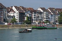 2. 8. 2011. Schweiz. Basel. Fähre auf dem Fluss Rhein. Boote. Schiffe
