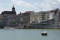 21. 6. 2011. Schweiz. Basel. Basler Rheinfähren auf dem Fluss Rhein. Es gibt vier Fähren dieses Typs. Über den Rhein sind Stahlseile gespannt. Der Fähren werden von der Strömung des Rheins und entsprechender Ruderlage und Seilbefestigung über den Fluss getrieben.