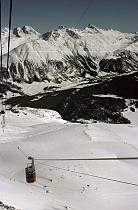 1967. Schweiz. Alpen. Pontresina. Blick von Pit Nair am Pontresina. Seilbahn. Schnee. Berge