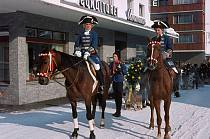 1965. Schweiz. Kanton Graubünden. Davos. Winterzeit. Uniformierte Männer auf Pferden. Reiter