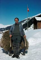 1965. Schweiz. Kanton Graubünden. Davos. Winterzeit. Mann mit Heu auf einem Schlitten