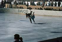1965. Schweiz. Kanton Graubünden. Davos. Winterzeit. Schlittschuhlaufen. Eislaufen. Paarlauf