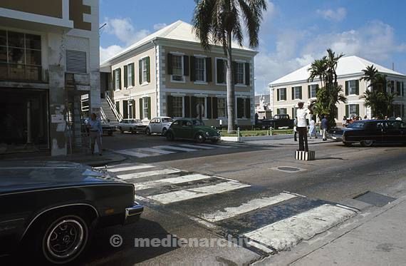 1978. Caribbean. Karibik. Bahamas. Nassau. Zebrastreifen. Verkehrspolizist auf der Straße