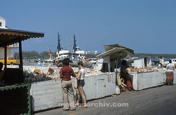 1978. Caribbean. Karibik. Bahamas. Nassau. Verkaufsstände für Muscheln. Markt
