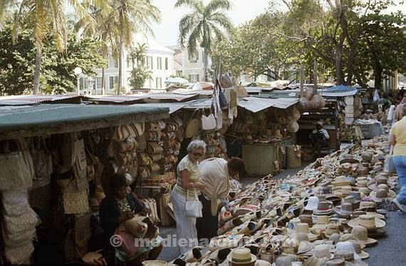 1978. Caribbean. Karibik. Bahamas. Nassau. Markt für geflochtene Hüte