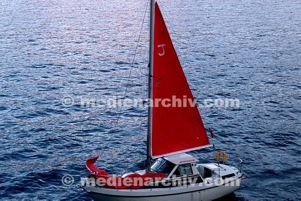 1979. Schweiz. Switzerland. Kanton Tessin. Ronco. Segelboot mit roten Segeln auf dem Lago Maggiore
