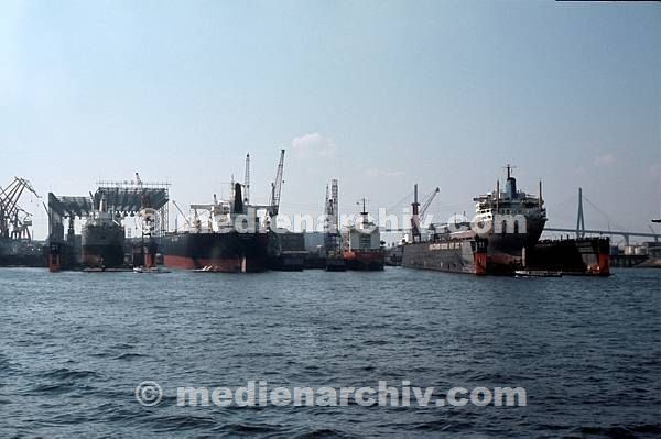 1977. Hamburg. Hamburger Hafen. Schiffe.
