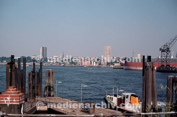 1977. Hamburg. Hamburger Hafen. Schiffe.