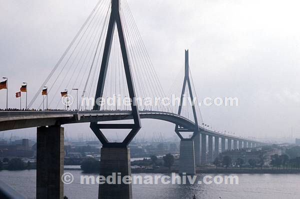 1974. Hamburg. Köhlbrandtbrücke. Am Tag der Eröffnung wurde sie für Fussgänger freigegeben.  Schrägseilbrücke. Hamburger Hafen.