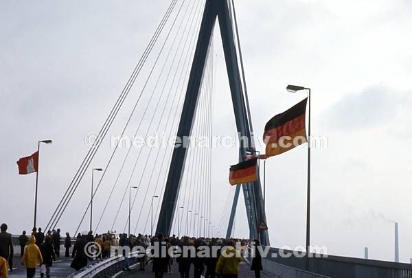 1974. Hamburg. Köhlbrandtbrücke. Am Tag der Eröffnung wurde sie für Fussgänger freigegeben.  Schrägseilbrücke. Hamburger Hafen.